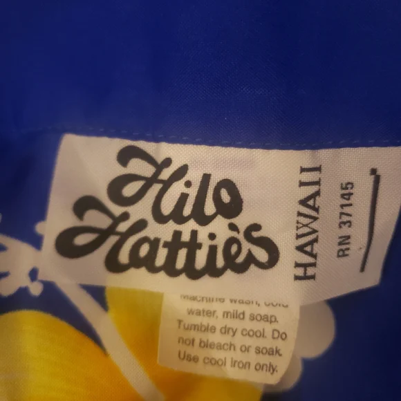 Vintage Hilo Hatties Hawaiian Shirt with Belt - Picture 5 of 6